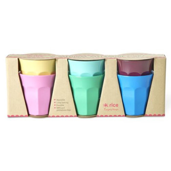 Becher bunt sortiert